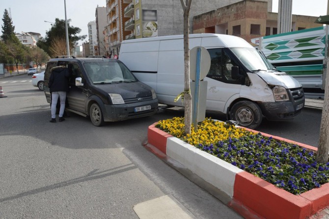 Siirt Ebul Vefa Camii yakınında maddi hasarlı kaza