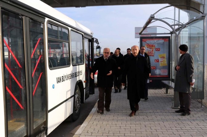 Belediyesi Genel Sekreter Yardımcısı Fazıl Tamer yeni yapılan durakları inceledi