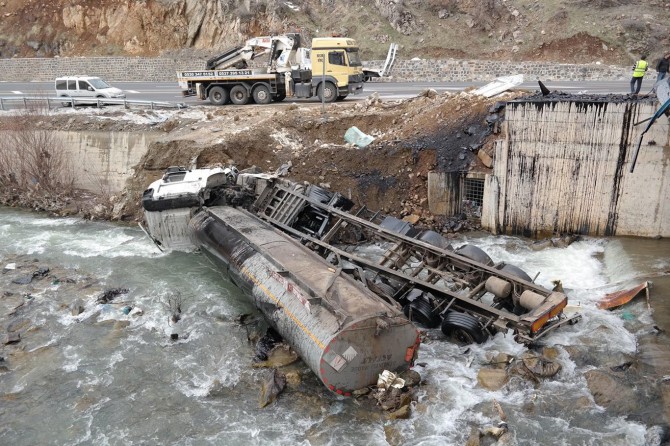 Bitlis-Diyarbakır Karayolu'nda zift yüklü tanker dereye uçtu