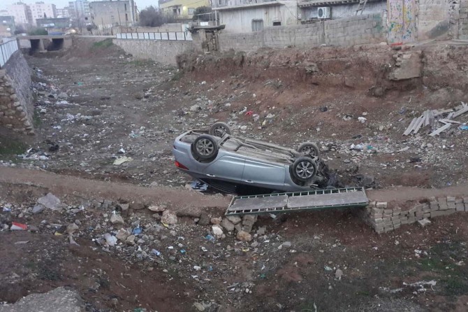 Kızıltepe'de dereye uçan otomobilden yara almadan kurtuldu