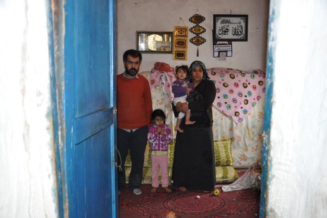 Evleri yıkılmak üzere olan aile yardım bekliyor