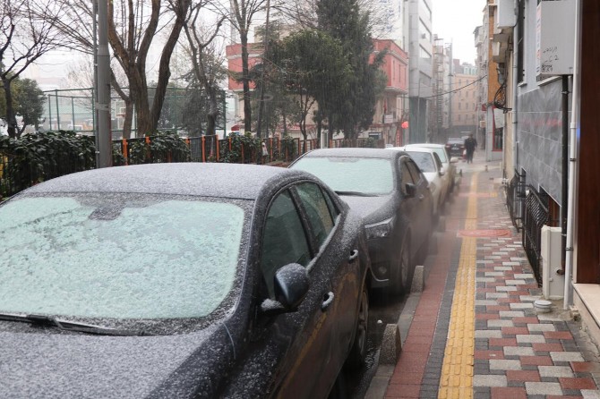 İstanbul’da sevindiren kar