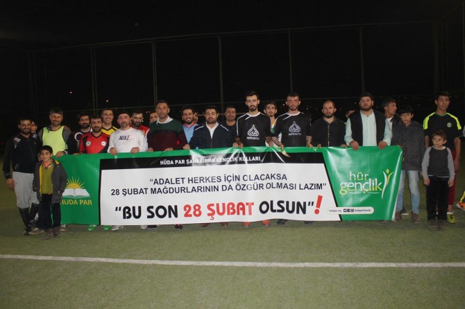 Gençlerden 'Bu Son 28 Şubat Olsun' temalı futbol maçı