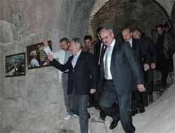 Bakanı Ertuğrul Günay Van Hoşap Kalesi'ni Gezdi