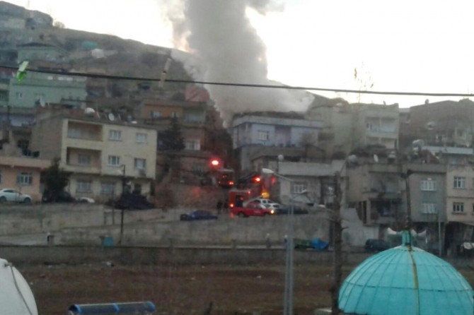 İki katlı binada çıkan yangın mahalleliyi korkuttu