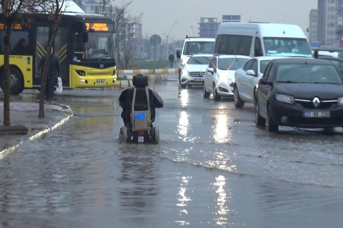 Etkili olan sağanak yağış engelliye zor anlar yaşattı