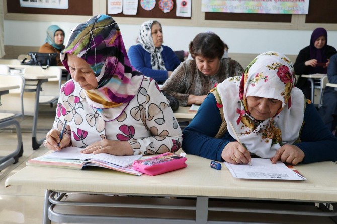 ​"Çocukluktan beri okuma-yazma bilmemenin sıkıntısını çekiyoruz"