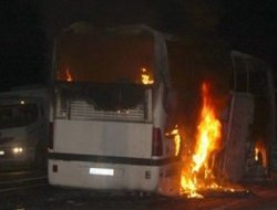 Yol kesen PKK'liler servis otobüsünü yaktı