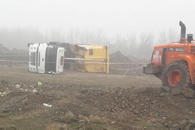 Yan yatan kamyonun altında kalan sürücü hayatını kaybetti