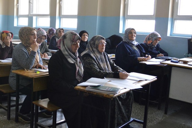"Dönemimizde kızların okuması ayıp görüldüğü için okuyamadık"