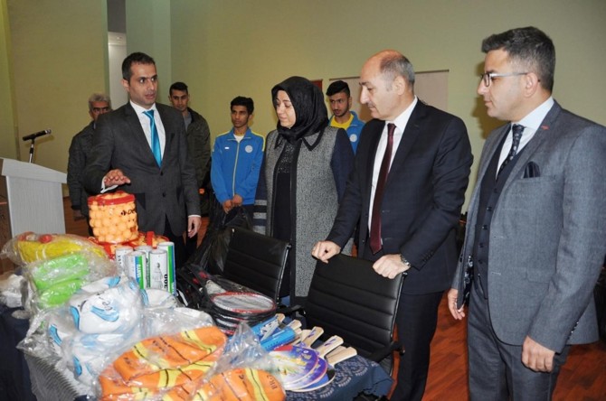 Batman'da ilk ve ortaokullarına spor malzemesi dağıtıldı