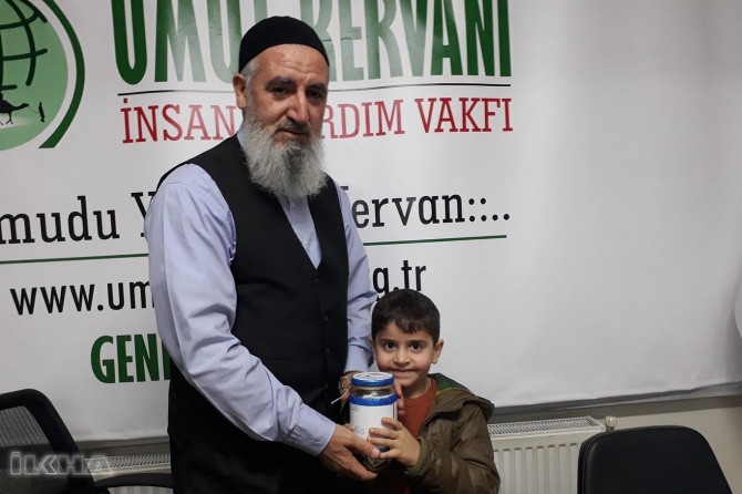 Zarokên biçûk pereyên ku berhevkirin bo feqîran bexşandin