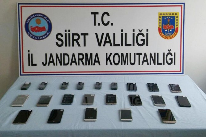 Cep telefonu kaçakçılığı yaptığı belirtilen 2 kişi gözaltına alındı