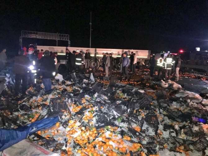 Gaziantep-Şanlıurfa otobanında 2 TIR çarpıştı: 2 ölü 1 ağır yaralı