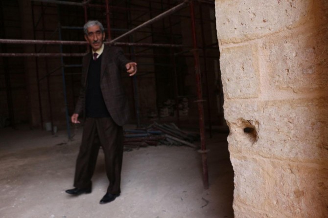 Şopên zilma ku di wextê wê de hatibû kirin hêj li ser dîwarên camîyê tên xuyakirin