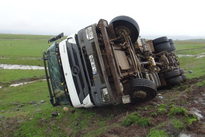 Bingöl'de seyir halindeki beton pompası devrildi