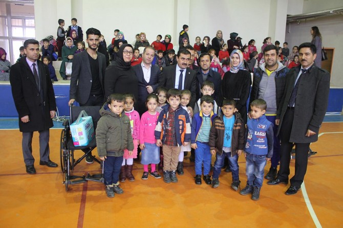 Muş'ta otizmli öğrencilere tekerlekli sandalye verildi