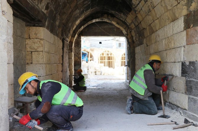 Tarihi yapılar taş ustalarının elinde hayat buluyor