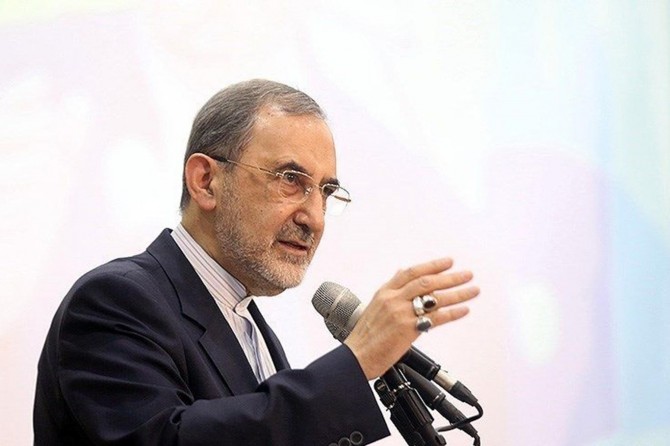 Velayeti: İngiliz polisi eylemcinin saldırısını önlemekten kaçındı