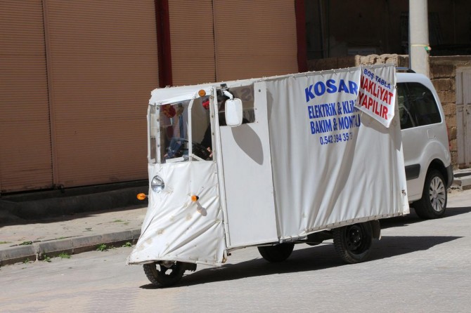 Arabaya çevirdiği şarjlı motosikletini çok amaçlı kullanıyor
