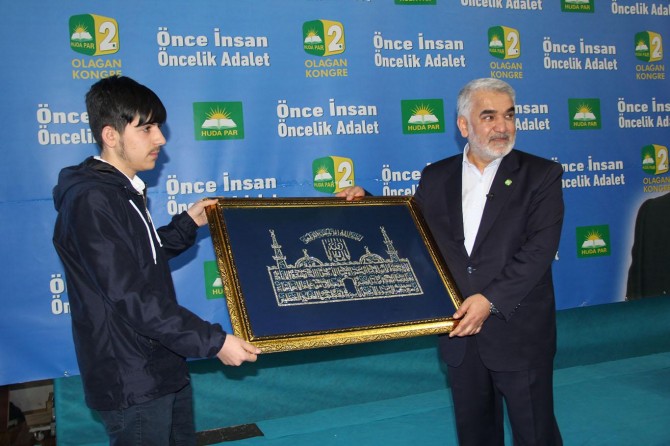 Yusufi Ekrem Kılavuz'dan HÜDA PAR Genel Başkanı Yapıcıoğlu'na anlamlı hediye