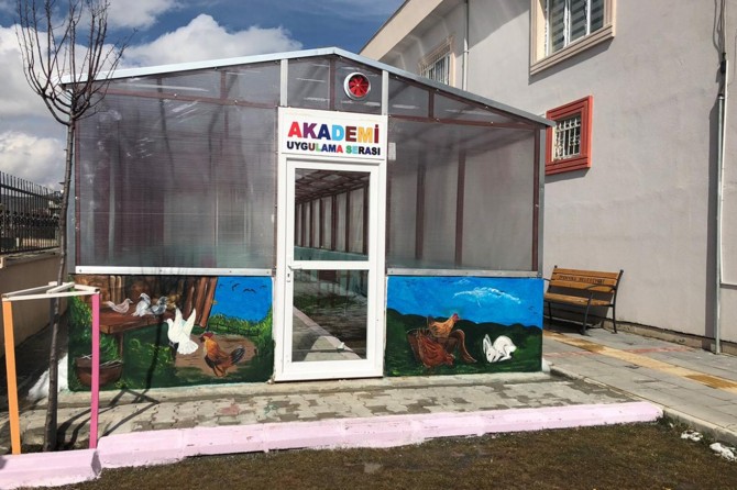 Engelsiz Yaşam Akademisinde mini seracılık