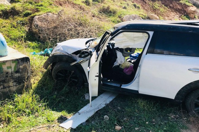 Seyir halindeki otomobil yoldan çıktı: 3 yaralı