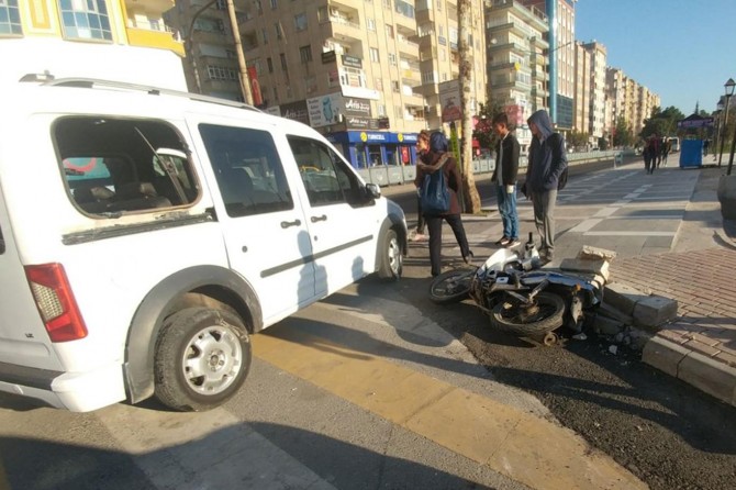 ​Otomobile çarpan motosiklet sürücüsü yaralandı