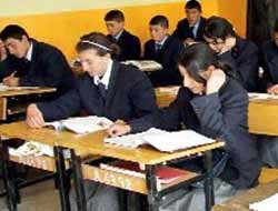 Xwendekar Bi Hîcabin Lê Mamosteyên Wan Nikarên Hîcabê Bidin Serê Xwe