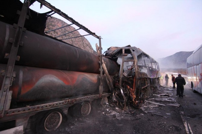 Yolcu otobüsü park halindeki TIR'a çarptı: 13 ölü