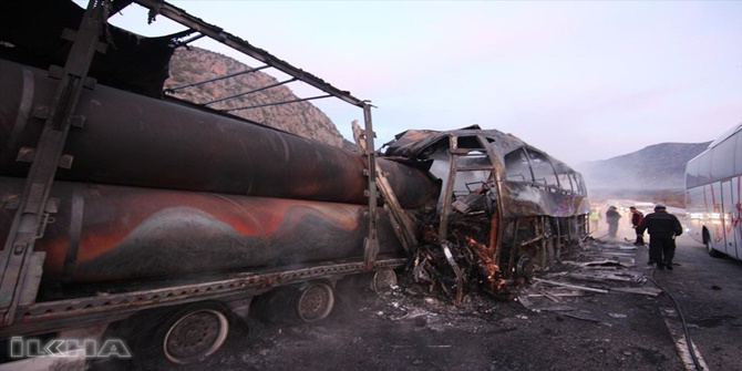 Yolcu otobüsü park halindeki TIR'a çarptı: 13 ölü
