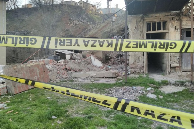 ​Maden'de evler kendiliğinden yıkılıyor