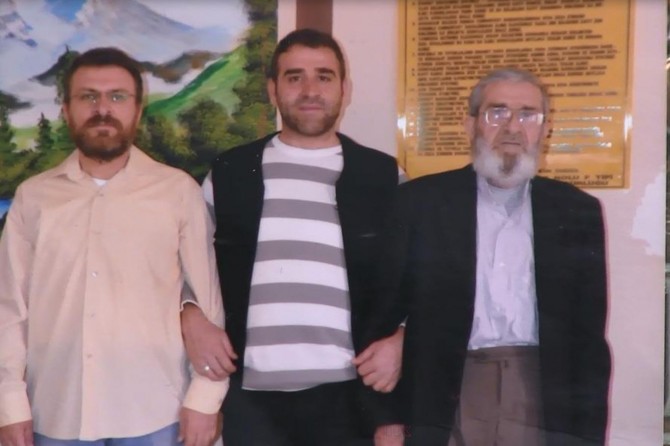 Baba ve oğul buz gibi hücrede yaşam mücadelesi veriyor