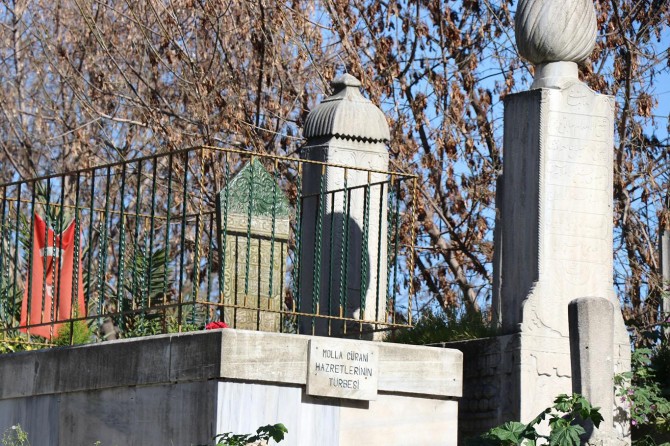 Molla Gürani’nin de kabrinin bulunduğu hazirenin duvarı çöktü