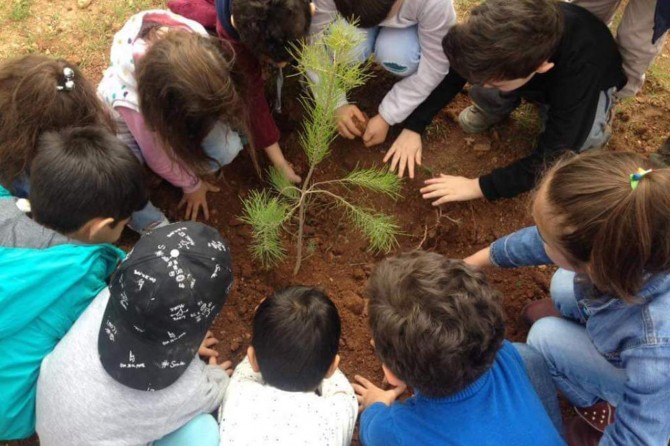 Minik öğrencilerden hatıra ormanı