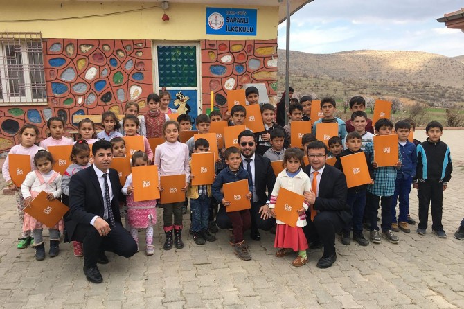 Köy okuluna kütüphane kazandırıldı