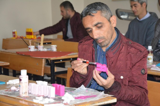 Engelliler hem meslek öğreniyor hem de para kazanıyorlar