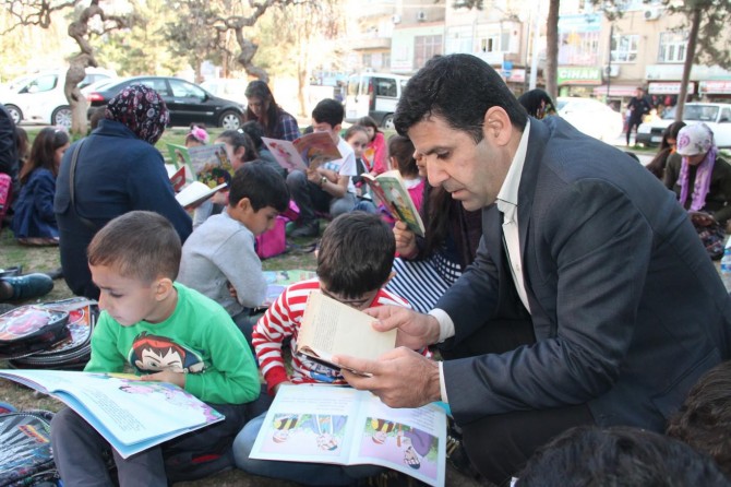 Öğrenciler ve veliler birlikte kitap okuyor