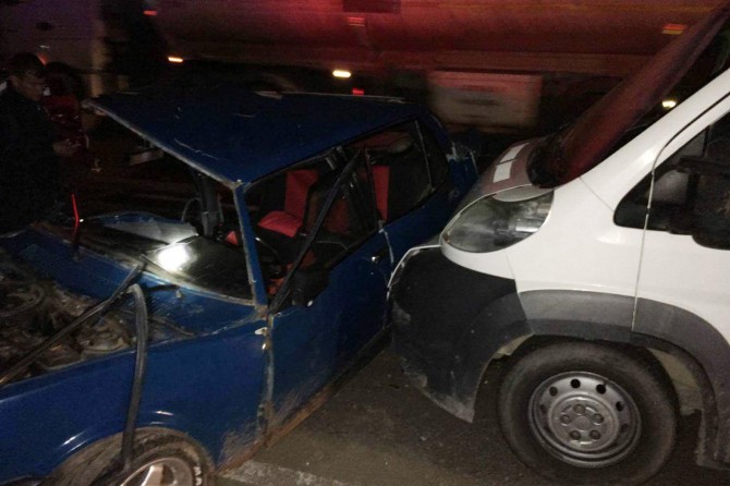 Kamyonet ile otomobil çarpıştı: 6'sı çocuk 8 yaralı