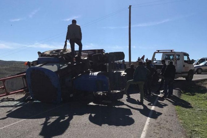 Virajı alamayan gübre yüklü traktör devrildi