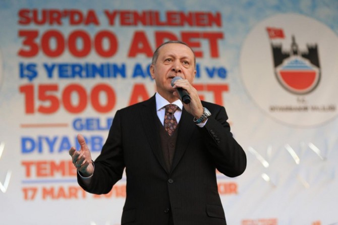 "Bölücü örgütün güdümündeki belediyelerin Diyarbakır’a elle tutulacak hizmeti bulunmadı"