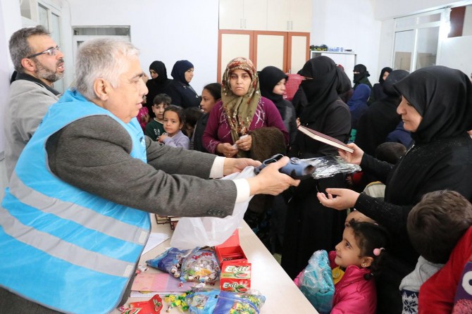 Suriyeli yetim çocuklara Kur’an-ı Kerim dağıtıldı