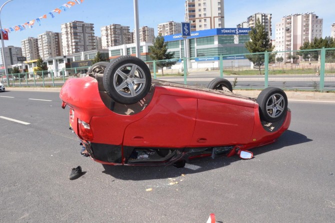 ​Diyarbakır'da takla atan otomobilde 3 kişi yaralandı