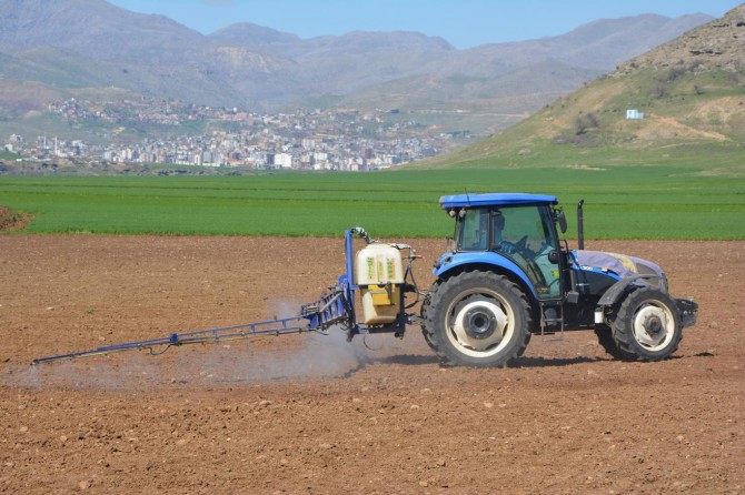 Batman Ovasında ekin ilaçlama zamanı