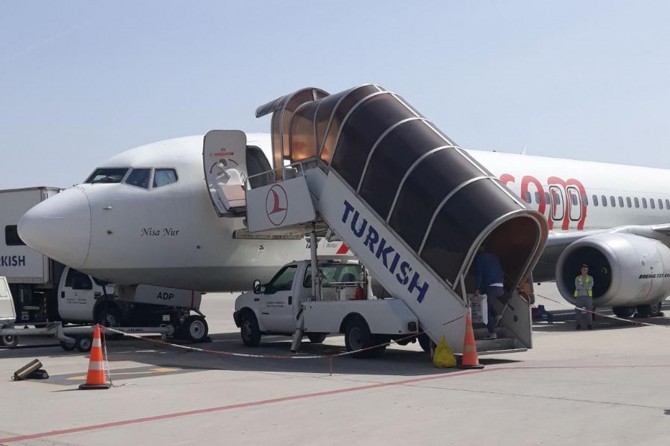 Kuşun çarptığı uçak arızalanınca uçuş ertelendi