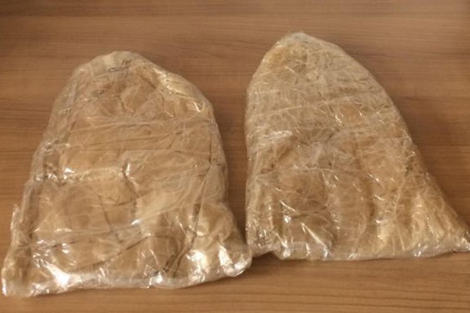 Yolcunun üzerinde bir buçuk kilo eroin ele geçirildi