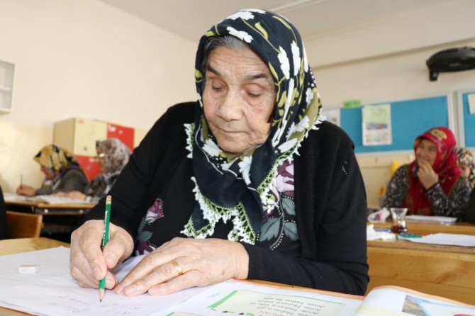 Fındık nine ‘okumanın yaşı olmaz’ dedirtti