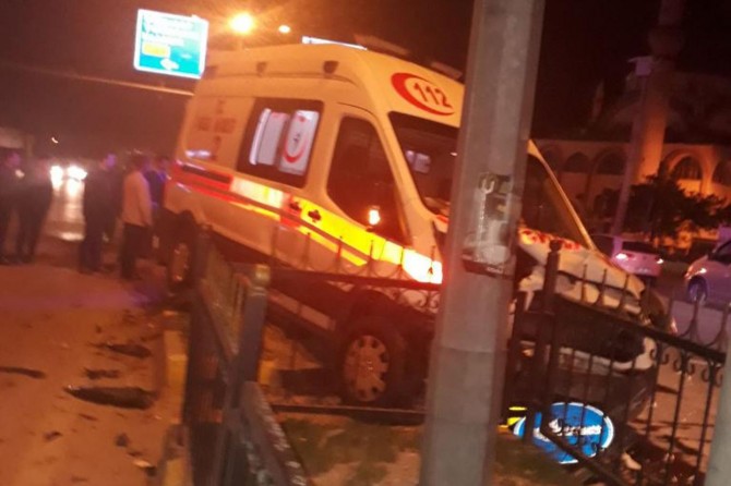 Ambulans kaza yaptı: 2 yaralı