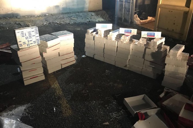 Kargo aktarım merkezinde gümrük kaçağı sigara ele geçirildi