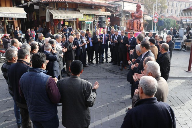 Gaziantep esnafı Regaip Kandili günü işe dua ile başladı
